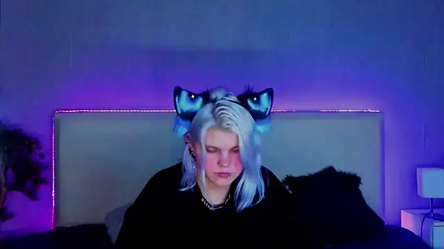 Snapshot of JoannLowe chatting on February 10, 8:31 pm JoannLowe online show from February 10, 8:31 pm