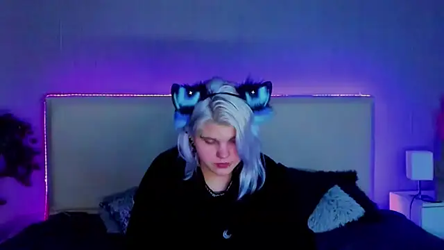 Snapshot of JoannLowe chatting on February 11, 12:17 am JoannLowe online show from February 11, 12:17 am