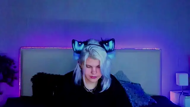 Snapshot of JoannLowe chatting on February 11, 8:31 pm JoannLowe online show from February 11, 8:31 pm