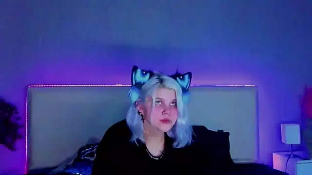 Snapshot of JoannLowe chatting on February 13, 9:06 pm JoannLowe online show from February 13, 9:06 pm