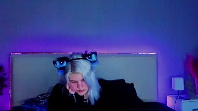 Snapshot of JoannLowe chatting on February 14, 12:09 am JoannLowe online show from February 14, 12:09 am