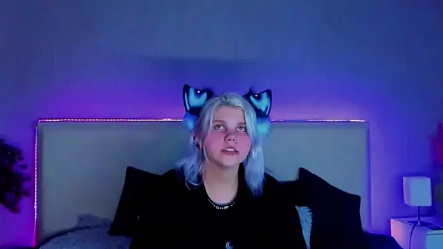 Snapshot of JoannLowe chatting on February 14, 8:59 pm JoannLowe online show from February 14, 8:59 pm