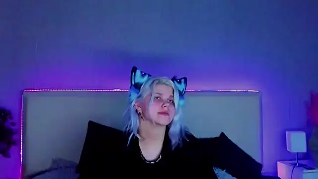 Snapshot of JoannLowe chatting on February 15, 12:04 am JoannLowe online show from February 15, 12:04 am