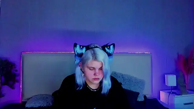 Snapshot of JoannLowe chatting on February 15, 7:17 pm JoannLowe online show from February 15, 7:17 pm