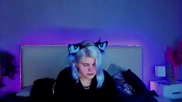 Snapshot of JoannLowe chatting on February 15, 10:21 pm JoannLowe online show from February 15, 10:21 pm