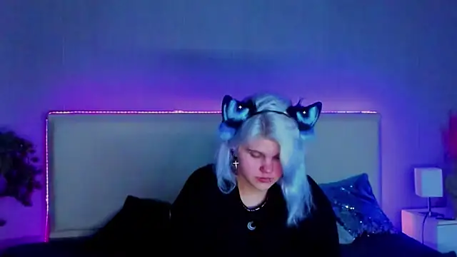 Snapshot of JoannLowe chatting on February 18, 8:36 pm JoannLowe online show from February 18, 8:36 pm