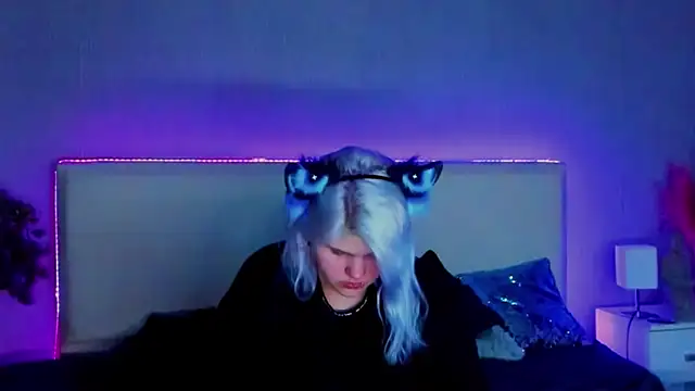 Snapshot of JoannLowe chatting on February 18, 11:52 pm JoannLowe online show from February 18, 11:52 pm