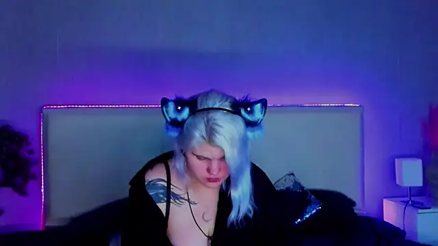 Snapshot of JoannLowe chatting on February 19, 8:10 pm JoannLowe online show from February 19, 8:10 pm