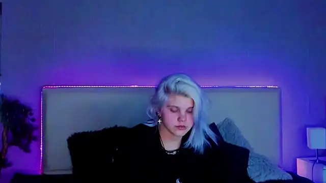 Snapshot of JoannLowe chatting on February 21, 12:38 am JoannLowe online show from February 21, 12:38 am