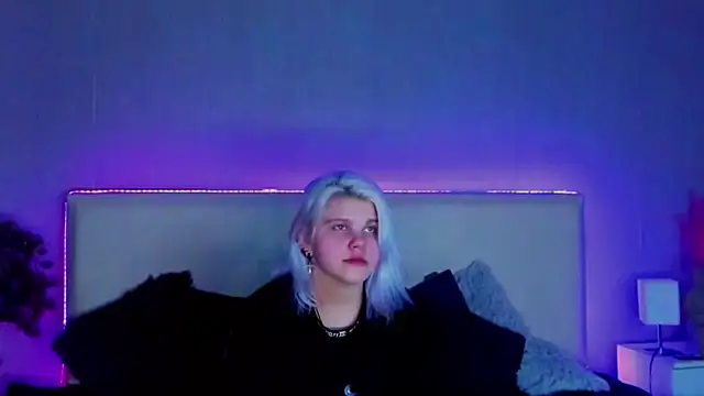 Snapshot of JoannLowe chatting on February 21, 7:54 pm JoannLowe online show from February 21, 7:54 pm