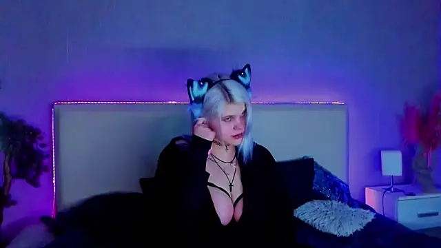 Snapshot of JoannLowe chatting on February 22, 8:31 pm JoannLowe online show from February 22, 8:31 pm