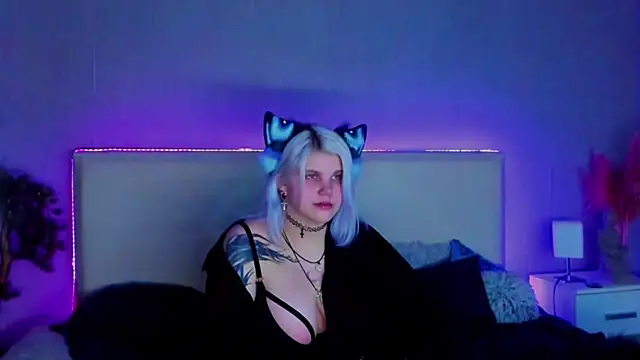 Snapshot of JoannLowe chatting on February 23, 2:51 am JoannLowe online show from February 23, 2:51 am