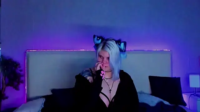 Snapshot of JoannLowe chatting on February 24, 12:20 am JoannLowe online show from February 24, 12:20 am