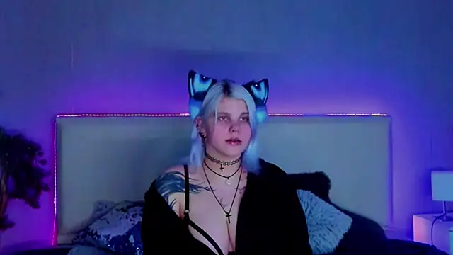 Snapshot of JoannLowe chatting on February 24, 8:14 pm JoannLowe online show from February 24, 8:14 pm