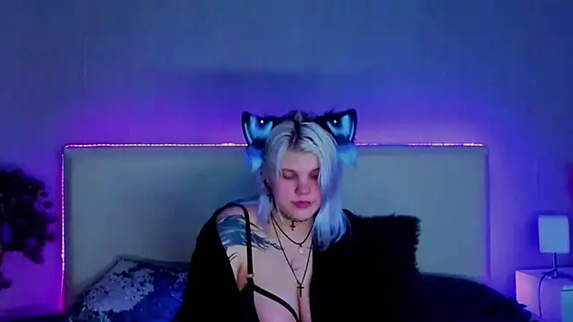 Snapshot of JoannLowe chatting on February 24, 11:19 pm JoannLowe online show from February 24, 11:19 pm