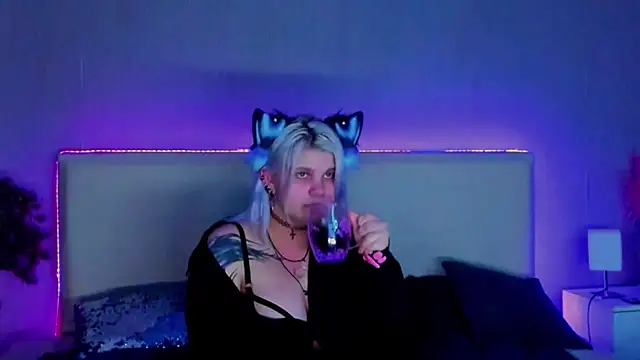 Snapshot of JoannLowe chatting on February 25, 2:25 am JoannLowe online show from February 25, 2:25 am