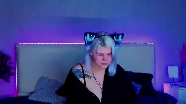 Snapshot of JoannLowe chatting on February 25, 11:11 pm JoannLowe online show from February 25, 11:11 pm