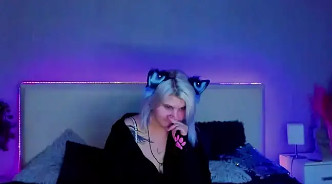 Snapshot of JoannLowe chatting on February 27, 2:32 am JoannLowe online show from February 27, 2:32 am