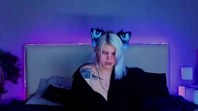 Snapshot of JoannLowe chatting on February 27, 8:53 pm JoannLowe online show from February 27, 8:53 pm