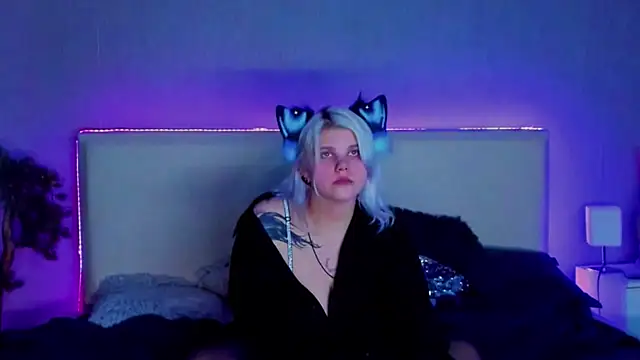 Snapshot of JoannLowe chatting on February 28, 3:04 am JoannLowe online show from February 28, 3:04 am