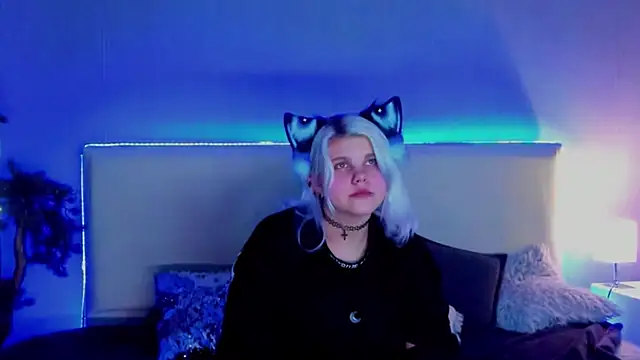 Snapshot of JoannLowe chatting on March 7, 12:04 am JoannLowe online show from March 7, 12:04 am