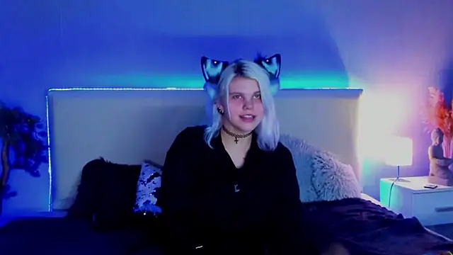 Snapshot of JoannLowe chatting on March 8, 8:57 pm JoannLowe online show from March 8, 8:57 pm