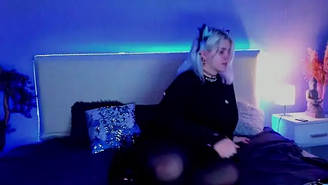 Snapshot of JoannLowe chatting on March 10, 8:23 pm JoannLowe online show from March 10, 8:23 pm