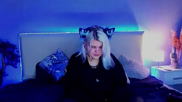 Snapshot of JoannLowe chatting on March 10, 11:27 pm JoannLowe online show from March 10, 11:27 pm