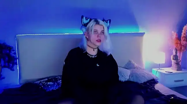 Snapshot of JoannLowe chatting on March 11, 2:32 am JoannLowe online show from March 11, 2:32 am