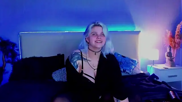 Snapshot of JoannLowe chatting on March 13, 11:49 pm JoannLowe online show from March 13, 11:49 pm