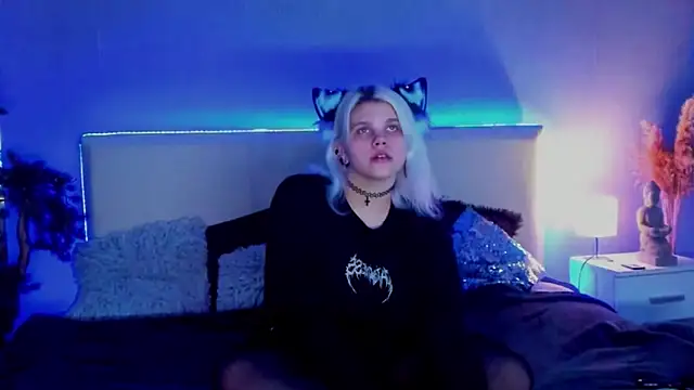 Snapshot of JoannLowe chatting on March 17, 8:30 pm JoannLowe online show from March 17, 8:30 pm