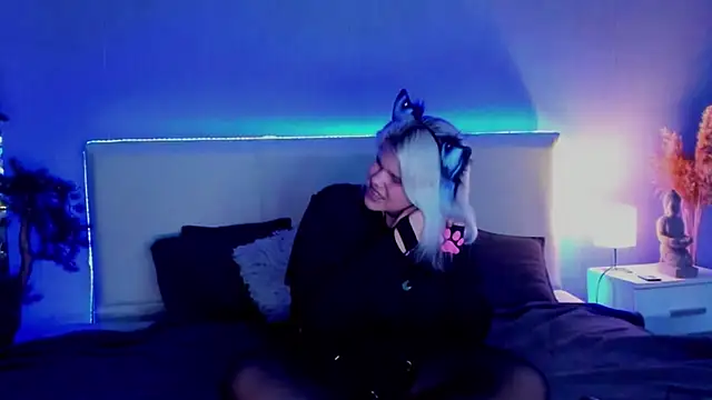 Snapshot of JoannLowe chatting on March 18, 8:15 pm JoannLowe online show from March 18, 8:15 pm