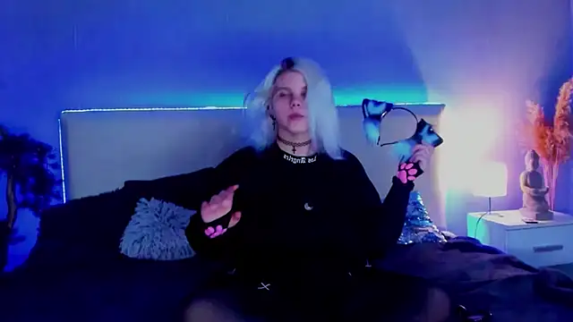 Snapshot of JoannLowe chatting on March 19, 8:32 pm JoannLowe online show from March 19, 8:32 pm