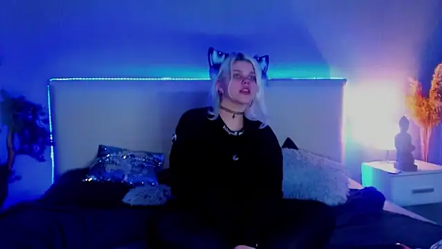 Snapshot of JoannLowe chatting on March 21, 3:01 am JoannLowe online show from March 21, 3:01 am