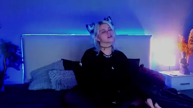 Snapshot of JoannLowe chatting on March 22, 12:17 am JoannLowe online show from March 22, 12:17 am