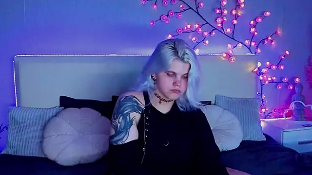 Snapshot of JoannLowe chatting on September 9, 7:57 pm JoannLowe online show from September 9, 7:57 pm