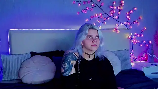 Snapshot of JoannLowe chatting on September 16, 7:15 pm JoannLowe online show from September 16, 7:15 pm