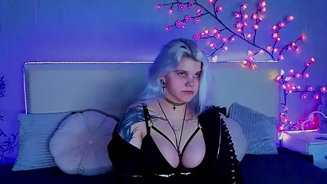 Snapshot of JoannLowe chatting on September 19, 7:25 pm JoannLowe online show from September 19, 7:25 pm