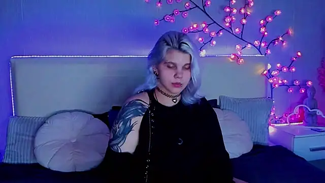 Snapshot of JoannLowe chatting on September 24, 7:17 pm JoannLowe online show from September 24, 7:17 pm