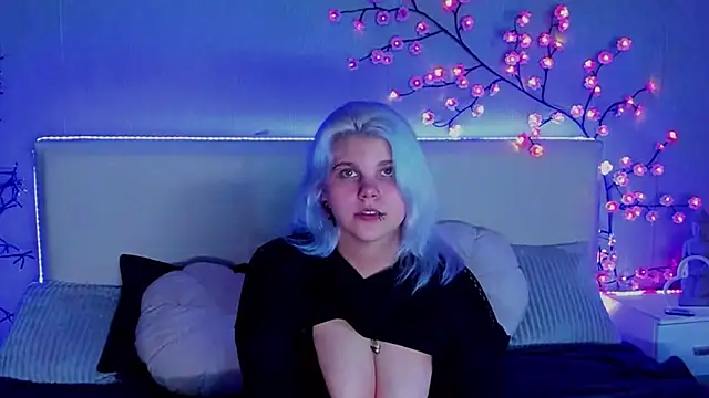 Snapshot of JoannLowe chatting on October 20, 7:36 pm JoannLowe online show from October 20, 7:36 pm