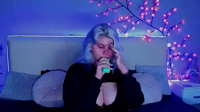 Snapshot of JoannLowe chatting on November 2, 8:33 pm JoannLowe online show from November 2, 8:33 pm