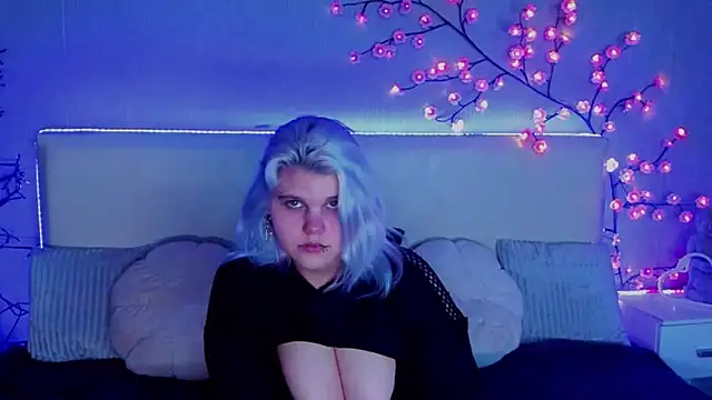 Snapshot of JoannLowe chatting on November 9, 8:07 pm JoannLowe online show from November 9, 8:07 pm