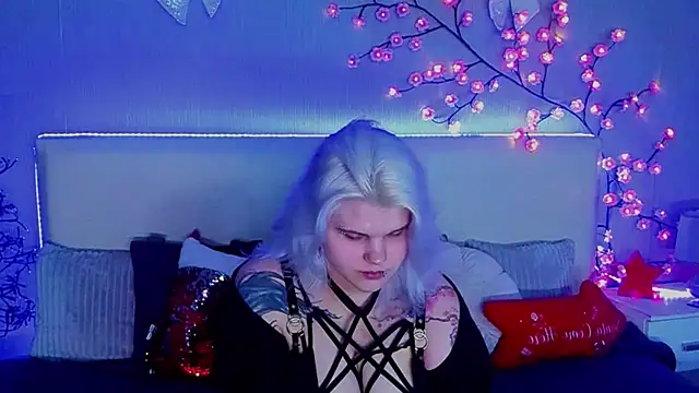 Snapshot of JoannLowe chatting on December 14, 8:13 pm JoannLowe online show from December 14, 8:13 pm