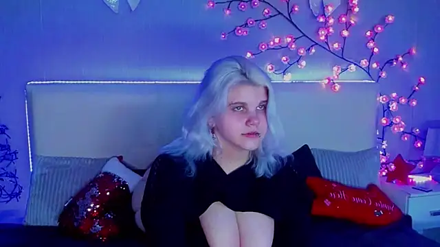 Snapshot of JoannLowe chatting on December 22, 7:44 pm JoannLowe online show from December 22, 7:44 pm