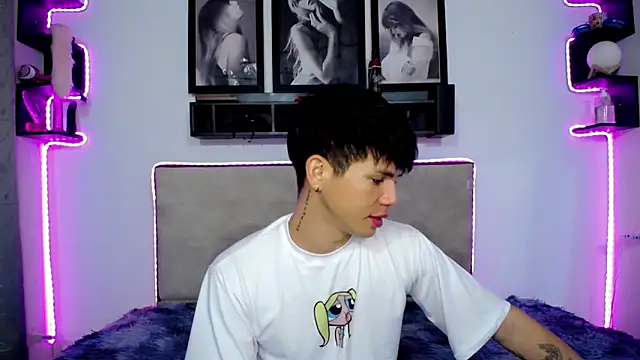 Snapshot of Tayson_Rivers chatting on December 6, 11:14 pm Tayson Rivers online show from December 6, 11:14 pm