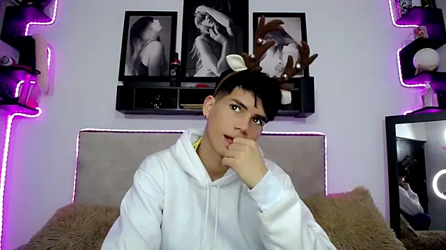 Snapshot of Tayson_Rivers chatting on December 14, 11:34 pm Tayson Rivers online show from December 14, 11:34 pm