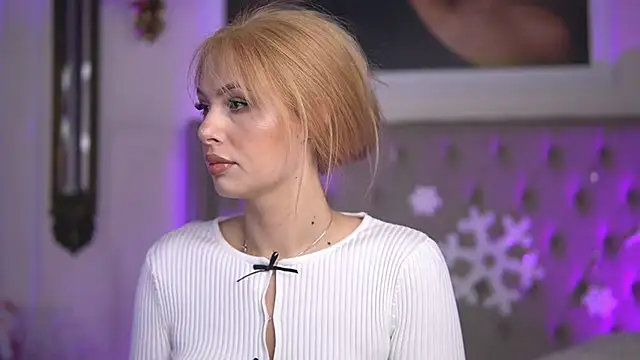 Snapshot of AdelineKing chatting on December 23, 3:40 am AdelineKing online show from December 23, 3:40 am