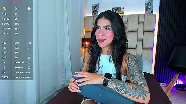 Snapshot of little_sophie18 chatting on October 30, 8:53 pm little sophie18 online show from October 30, 8:53 pm