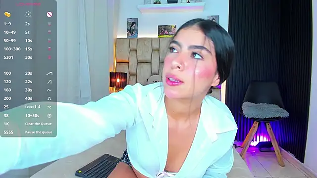 Snapshot of little_sophie18 chatting on November 17, 8:03 pm little sophie18 online show from November 17, 8:03 pm