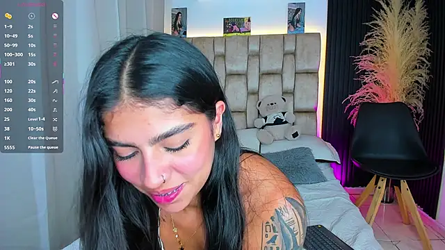 Snapshot of little_sophie18 chatting on April 22, 8:43 pm little sophie18 online show from April 22, 8:43 pm